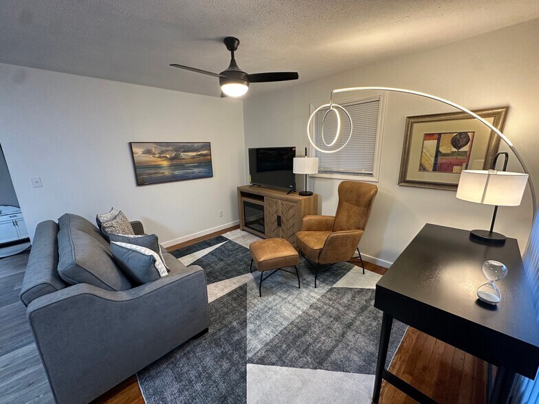 Building Photo - 652 E Main St