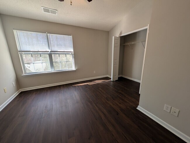 Building Photo - Cozy Townome located in the Old Stone Crossings community!