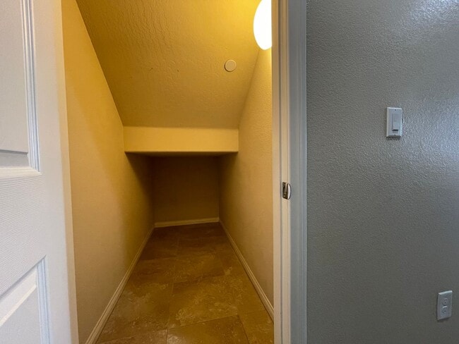 Building Photo - 4 BED 2.5 BATH 2 CAR GARAGE SINGLE FAMILY ...