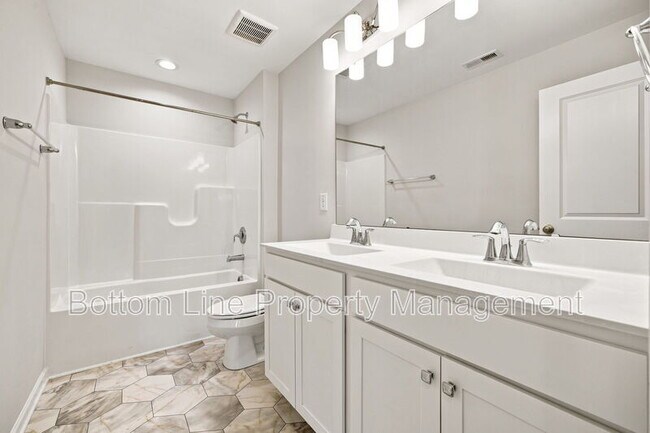 Building Photo - 739 Putney Hl Rd