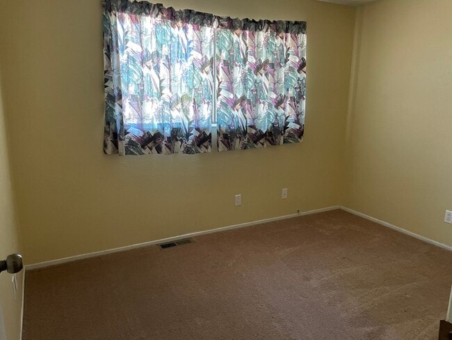 Building Photo - Cute 3 bedroom, 2 bathroom available in Sp...