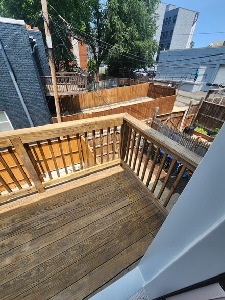 Small deck - 1604 Levis St NE