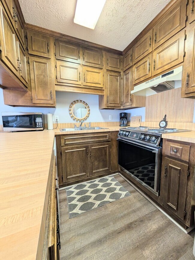 Building Photo - Long Term Rental, Walking Distance to Myrtle Beach!