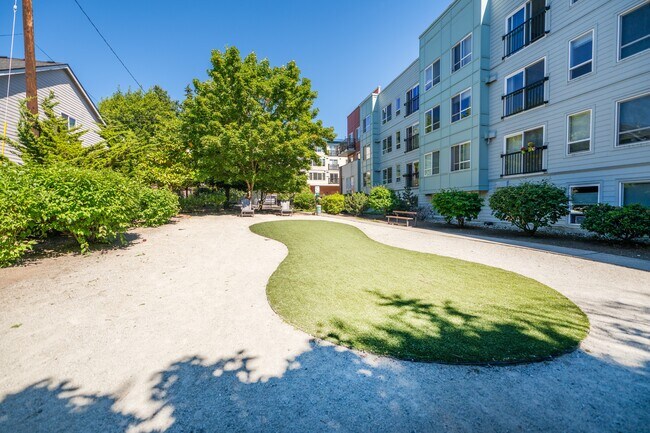 Building Photo - 424 N 85th St