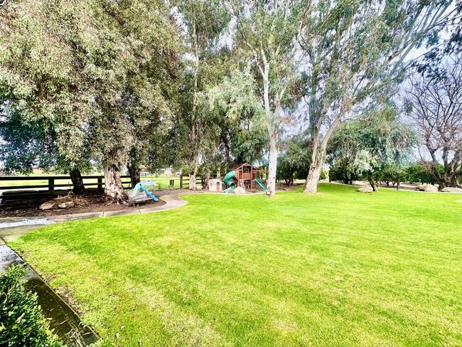 Building Photo - Gorgeous 4/3 Country Estate with 2000sf Barn