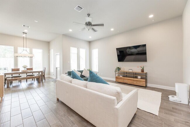 Building Photo - 15215 Holloway Hls Trl