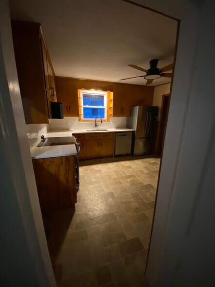 Building Photo - 99 Lyons St