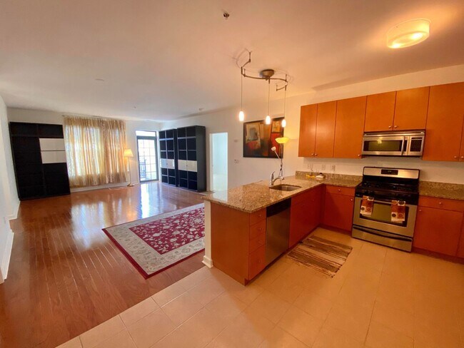 Building Photo - Charming 2Bedroom/2Bath Condo in Heart of ...