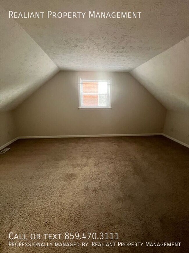 Building Photo - 457 Woodview Dr