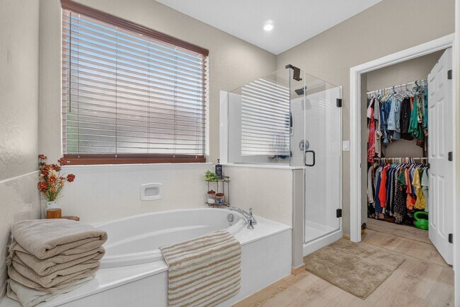 Building Photo - Amazing 5-Bedroom, 2.5-Bath Two Story Home in Stoneridge, PV