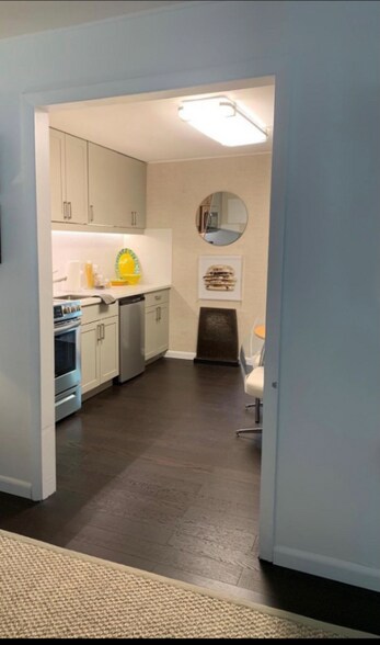 Building Photo - 835 NE 21st Dr