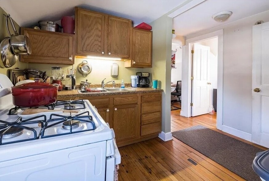 Kitchen with Cabinets - 521 Bay St