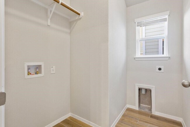Building Photo - 223 Trailside Ln