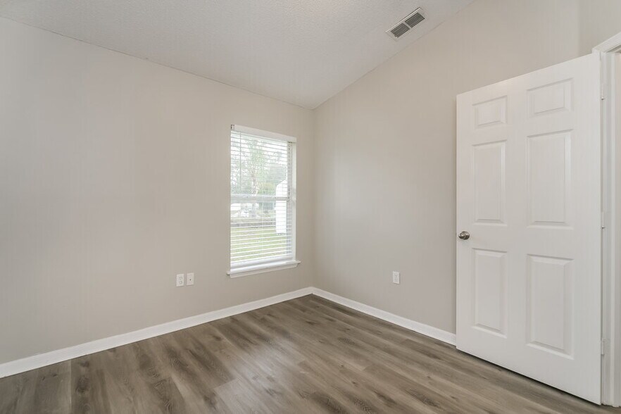 Building Photo - 1323 Dover Dr