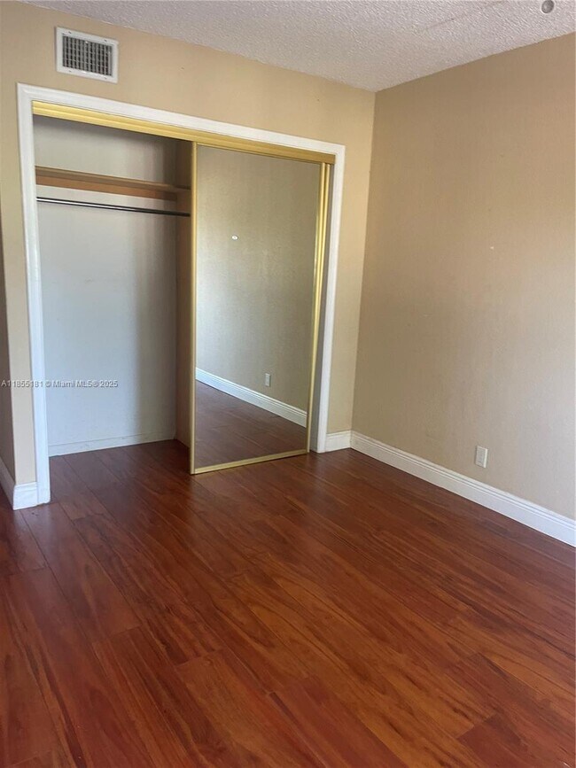 Building Photo - 6548 Racquet Club Dr
