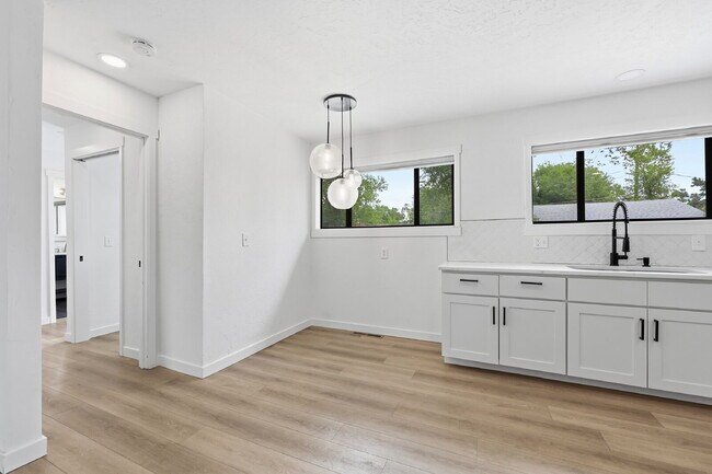 Building Photo - $2,595.95 - 3 Bed/2 Bath Home in Colorado Springs with Large backyard.