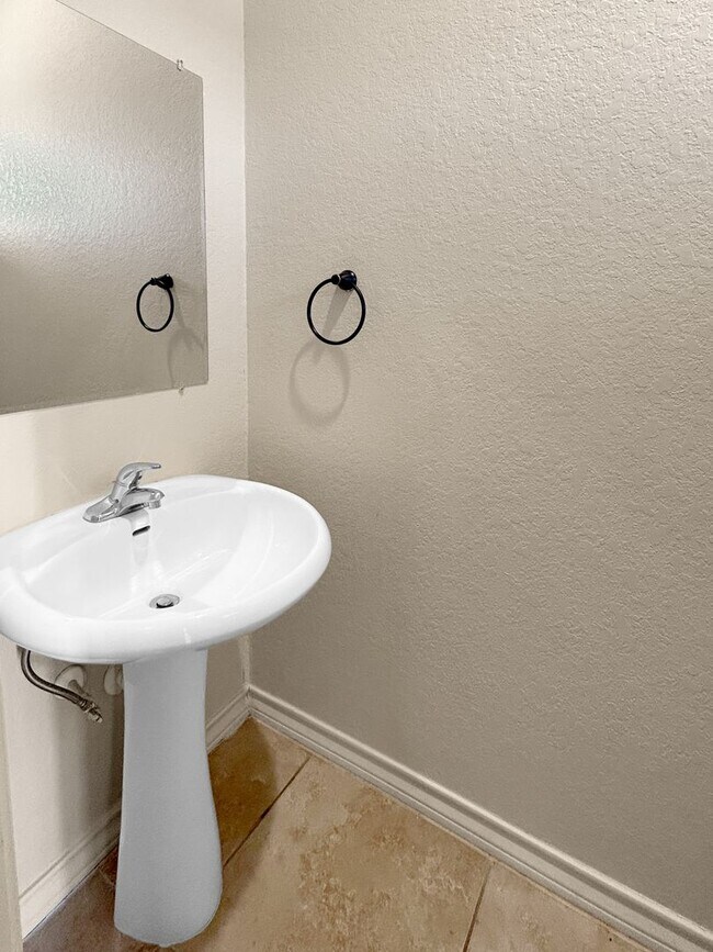 Building Photo - Low-Maintenance 3-Bedroom Townhome with Modern Layout + Easy Commute Access