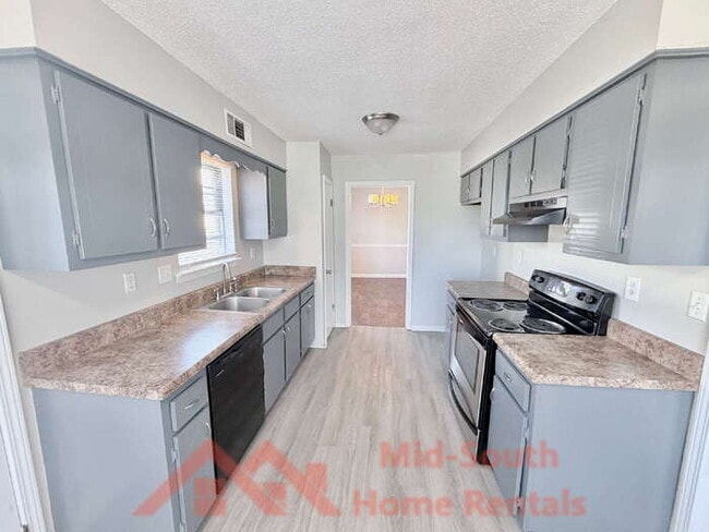 Building Photo - 7029 Tree Line Cove