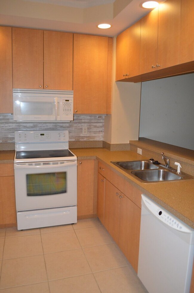 Building Photo - GREAT CONDO IN CAPE CORAL 2+ DEN/2  $1,800!!