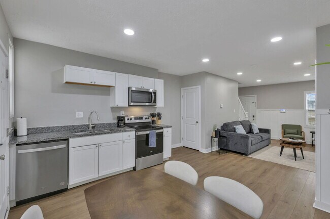 Building Photo - Modern 2BR Townhouse | Walk to Downtown | All Utilities Included