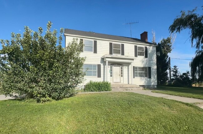 Building Photo - Country Home For Rent!