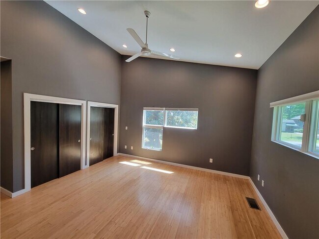 Building Photo - 1908 Lomita Rd SE