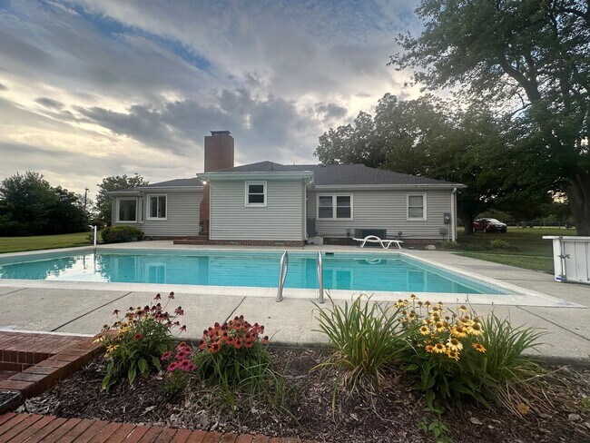Building Photo - Call Amanda Tate at 757-289-6810 for more ...