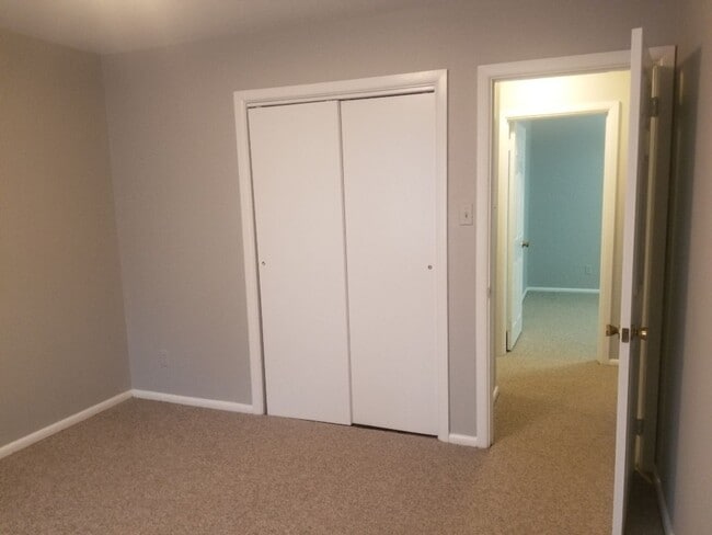 Building Photo - 1804 Saxon St