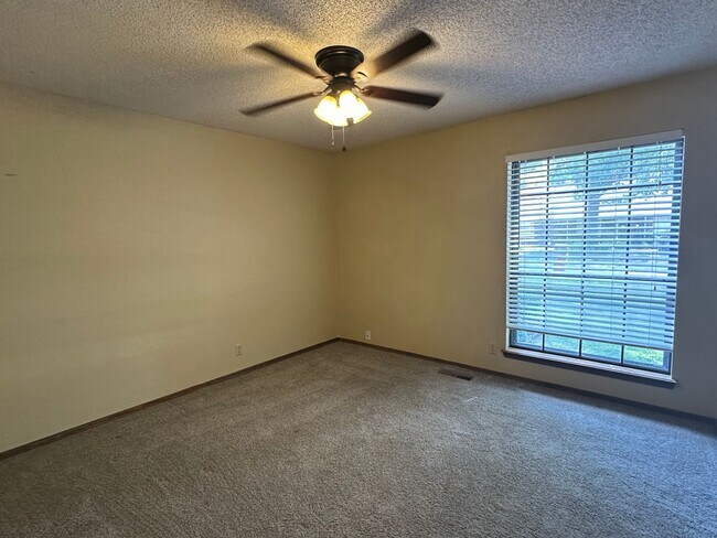 Building Photo - Large single story 4 bedroom