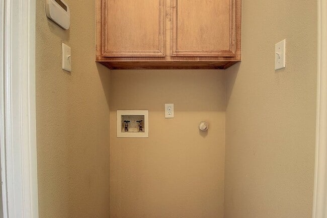 Building Photo - 6824 Fox Tail Dr