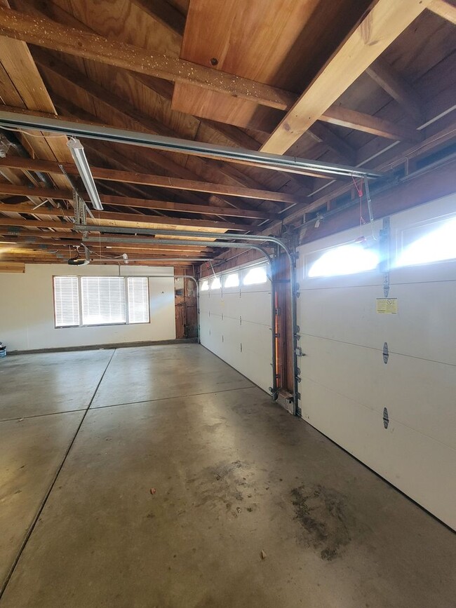 Building Photo - Beautiful 3 Bedroom, 2.5 Bathroom Home wit...