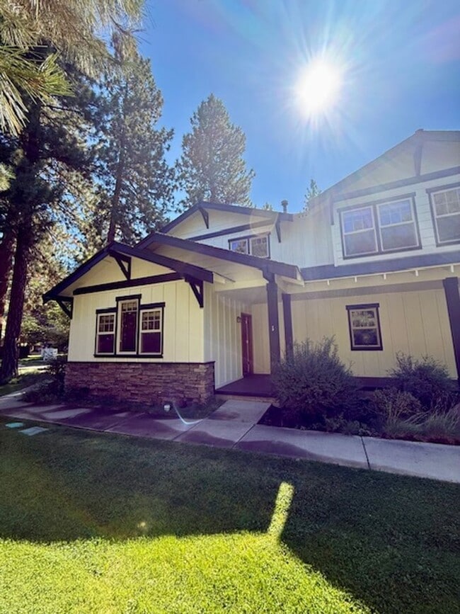 Primary Photo - 1399 NW Fort Clatsop St