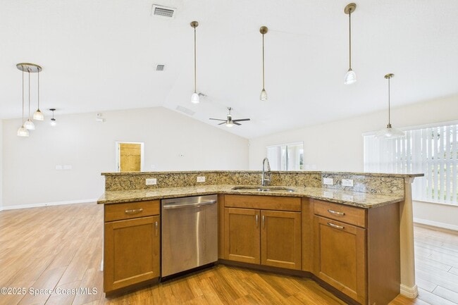 Building Photo - 1936 Gloria Cir