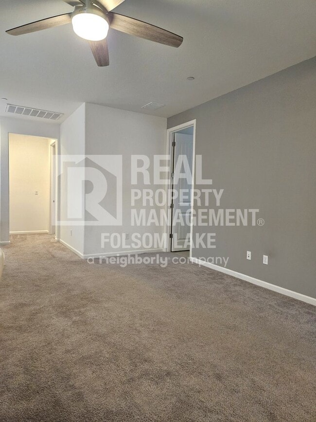 Building Photo - Spacious 3 bedroom 2.5 bath in the Westshore Lake Neighborhood