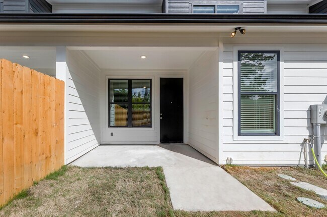 Building Photo - 213 Lynn Dr