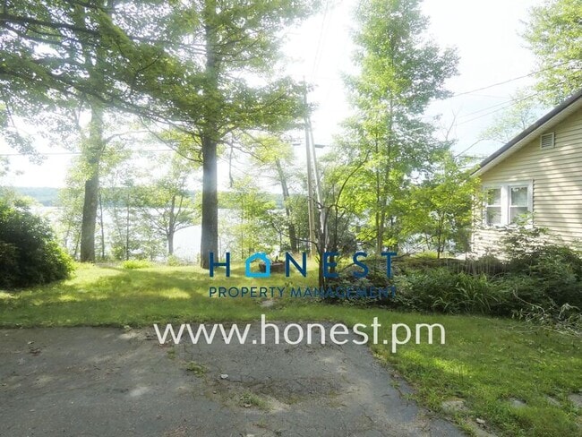 Building Photo - 523 Memorial Dr