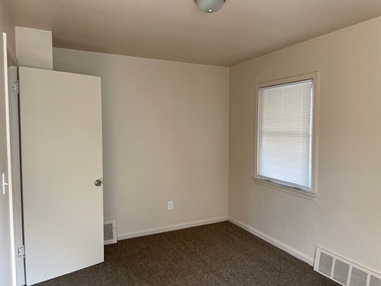 Building Photo - 318 Russell St