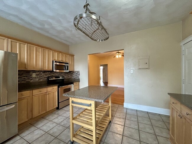 Building Photo - 3020 Colonial Ave