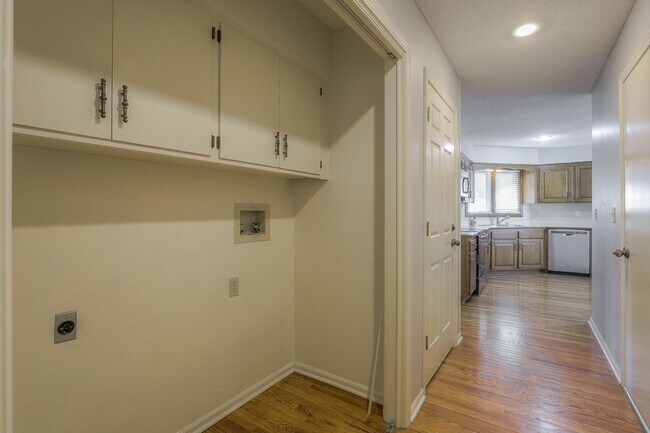 Building Photo - {11409} Updated Duplex in Fantastic Location + Two Car Garage + Main Level Master + Covered Deck