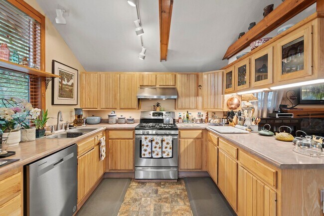 Building Photo - Cozy Green Mountain Falls Cottage