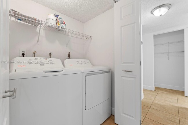 Building Photo - 9375 Fontainebleau Blvd
