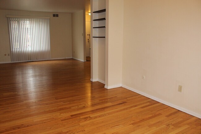 Building Photo - TRENT 543