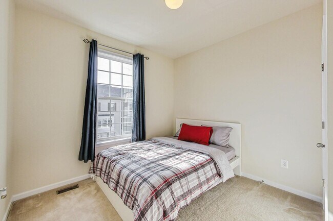 Building Photo - *Coming Soon* 3 bedroom, 2.5 bath Luxury Townhome in Market Square Subdivision!