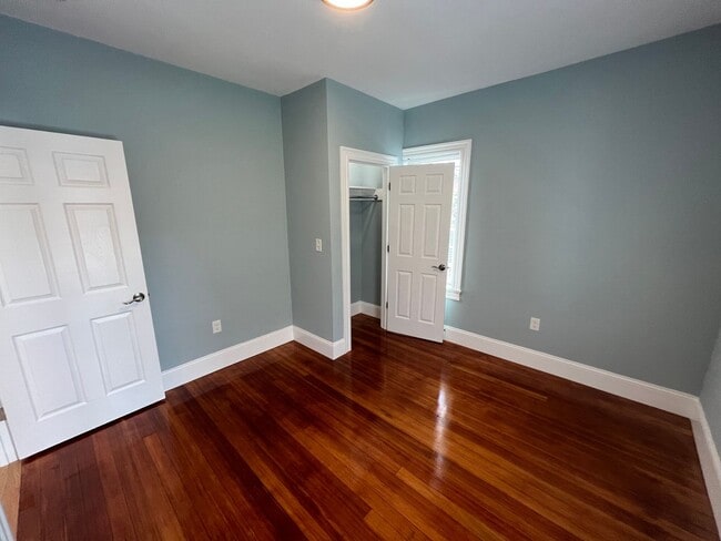 Building Photo - Renovated 4 bed 2 baths in Somerville.... Don't miss out!