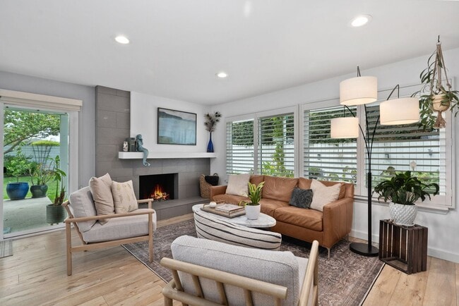 Building Photo - Stunning completely renovated home in Tustin