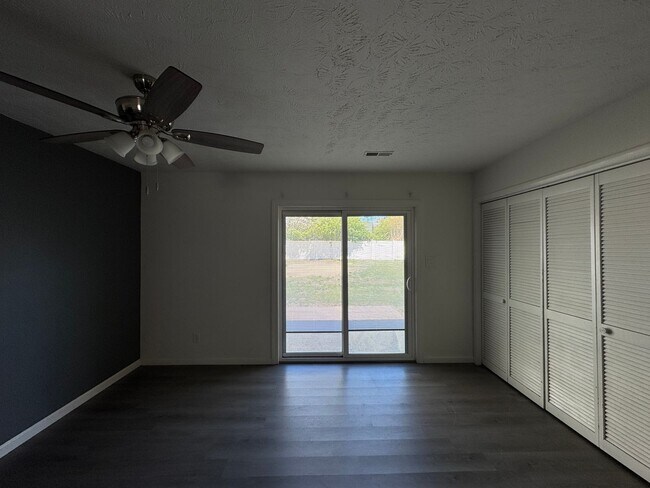 Building Photo - Charming 3 Bed 2 Bath Home with Fenced Yard