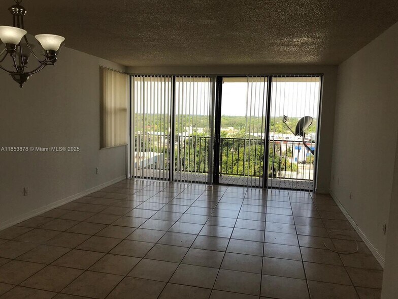 Primary Photo - 1470 NE 123rd St