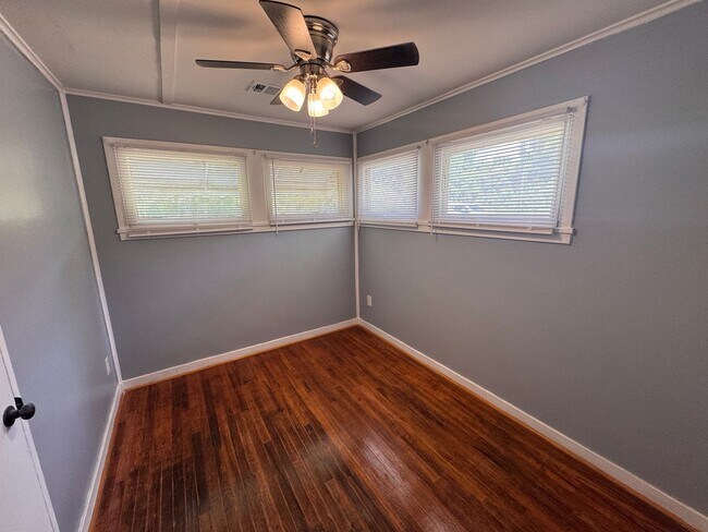 Building Photo - 413 Dell Dr