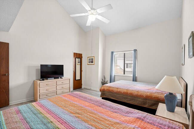 Building Photo - Long Term Furnished Top Floor Condo - 2 bed/2bath with Community Pool