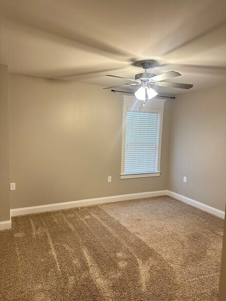 Building Photo - 112 NE Bellingham Dr